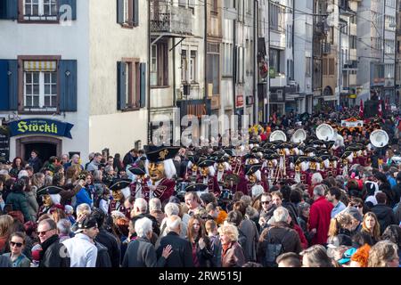 Bâle, Suisse, le 10 mars 2014 : des spectateurs regardent le défilé du carnaval tradtionnel avec des gens habillés Banque D'Images