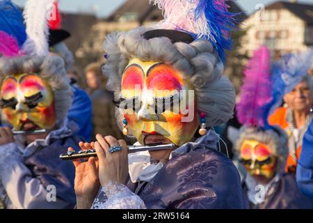 Bâle, Suisse, 10 mars 2014 : défilé du carnaval tradtionnel avec des gens habillés Banque D'Images