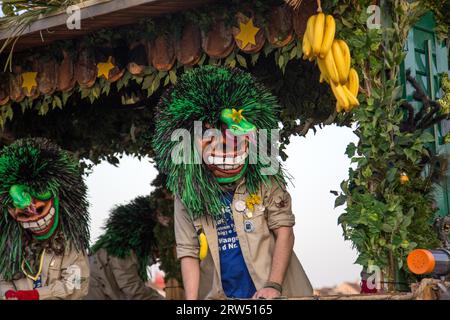 Bâle, Suisse, le 10 mars 2014 : personne habillée, un soi-disant Waggis au défilé traditionnel du carnaval Banque D'Images