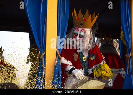 Bâle, Suisse, le 10 mars 2014 : personne habillée, un soi-disant Waggis au défilé traditionnel du carnaval Banque D'Images