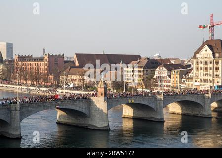 Bâle, Suisse, 10 mars 2014 : le pont Mittlere Brucke rempli de gens déshabillés lors du défilé du carnaval Banque D'Images