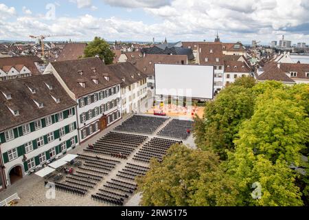 Bâle, Suisse, 16 août 2014 : vue aérienne d'un cinéma en plein air vide dans le centre historique de la ville Banque D'Images