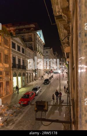 Porto, Portugal, 26 avril 2014 : vue des façades, ruelle et maisons traditionnelles dans la vieille ville historique de Ribeira et le long du fleuve Douro, Porto Banque D'Images