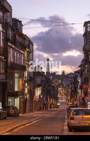 Porto, Portugal, le 26 avril 2014 : la rue Clerigos et l'église Clerigos. Cette église a la plus haute tour de Porto à partir de laquelle il est possible de Banque D'Images