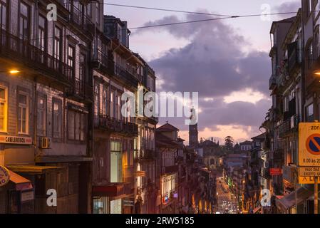 Porto, Portugal, le 26 avril 2014 : la rue Clerigos et l'église Clerigos. Cette église a la plus haute tour de Porto à partir de laquelle il est possible de Banque D'Images