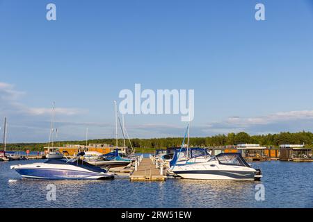 Baerwalder See Landscape Park, paysage post-minier, vestige de la mine à ciel ouvert de Baerwalde, port de SKlitten, yachts, Klitten, Saxe, Allemagne Banque D'Images