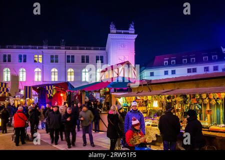 Le marché de Noël nostalgique dans la cour stable du Residence Palace de Dresde offre également des moments tranquilles et romantiques dans l'agitation de Noël Banque D'Images