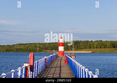 Baerwalder See Landscape Park, paysage post-minier, vestige de la mine à ciel ouvert de Baerwalde, port de Klitten, jetée, phare, Klitten Banque D'Images