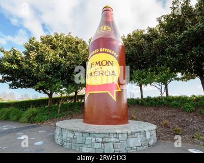Bouteille géante citron et Paeroa, boisson préférée en Nouvelle-Zélande. Paeroa, Nouvelle-Zélande - 17 septembre 2023 Banque D'Images