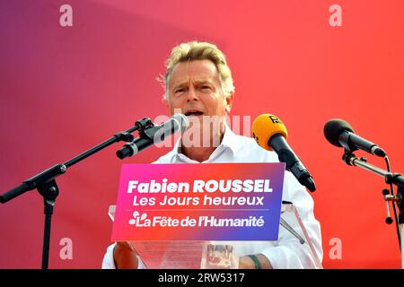 Bretigny-sur-orge, France. 16 septembre 2023. Fabien Roussel, secrétaire national du Parti communiste (PCF), prononce son discours lors du festival annuel de musique de la Fête de l'humanité organisé par le journal communiste l'humanité à la base 217, à Bretigny-sur-orge, dans le sud de Paris, le 16 septembre 2023. Photo de Karim ait Adjedjou/ABACAPRESS.COM crédit : Abaca Press/Alamy Live News Banque D'Images