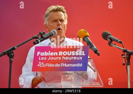 Bretigny-sur-orge, France. 16 septembre 2023. Fabien Roussel, secrétaire national du Parti communiste (PCF), prononce son discours lors du festival annuel de musique de la Fête de l'humanité organisé par le journal communiste l'humanité à la base 217, à Bretigny-sur-orge, dans le sud de Paris, le 16 septembre 2023. Photo de Karim ait Adjedjou/ABACAPRESS.COM crédit : Abaca Press/Alamy Live News Banque D'Images