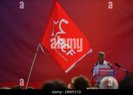 Bretigny-sur-orge, France. 16 septembre 2023. Fabien Roussel, secrétaire national du Parti communiste (PCF), prononce son discours lors du festival annuel de musique de la Fête de l'humanité organisé par le journal communiste l'humanité à la base 217, à Bretigny-sur-orge, dans le sud de Paris, le 16 septembre 2023. Photo de Karim ait Adjedjou/ABACAPRESS.COM crédit : Abaca Press/Alamy Live News Banque D'Images