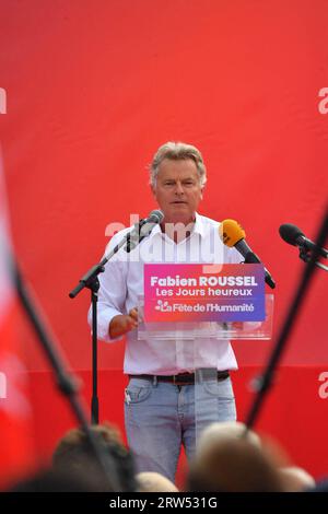 Bretigny-sur-orge, France. 16 septembre 2023. Fabien Roussel, secrétaire national du Parti communiste (PCF), prononce son discours lors du festival annuel de musique de la Fête de l'humanité organisé par le journal communiste l'humanité à la base 217, à Bretigny-sur-orge, dans le sud de Paris, le 16 septembre 2023. Photo de Karim ait Adjedjou/ABACAPRESS.COM crédit : Abaca Press/Alamy Live News Banque D'Images