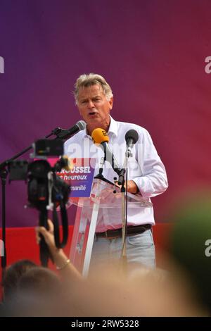 Bretigny-sur-orge, France. 16 septembre 2023. Fabien Roussel, secrétaire national du Parti communiste (PCF), prononce son discours lors du festival annuel de musique de la Fête de l'humanité organisé par le journal communiste l'humanité à la base 217, à Bretigny-sur-orge, dans le sud de Paris, le 16 septembre 2023. Photo de Karim ait Adjedjou/ABACAPRESS.COM crédit : Abaca Press/Alamy Live News Banque D'Images