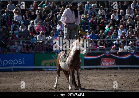 Santiago, Metropolitana, Chili. 16 septembre 2023. Un homme personnifiant le peuple Mapuche se produit pendant les célébrations de la fête de l'indépendance à Santiago, au Chili. (Image de crédit : © Matias Basualdo/ZUMA Press Wire) USAGE ÉDITORIAL SEULEMENT! Non destiné à UN USAGE commercial ! Banque D'Images