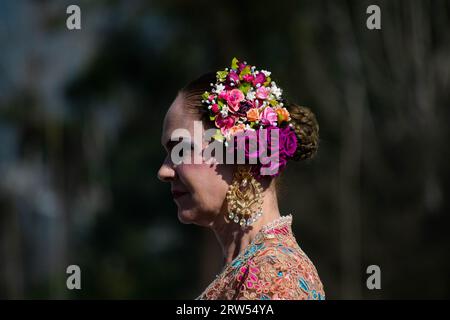 Santiago, Metropolitana, Chili. 16 septembre 2023. Une femme se prépare à se produire pendant les célébrations du jour de l'indépendance à Santiago, au Chili. (Image de crédit : © Matias Basualdo/ZUMA Press Wire) USAGE ÉDITORIAL SEULEMENT! Non destiné à UN USAGE commercial ! Banque D'Images