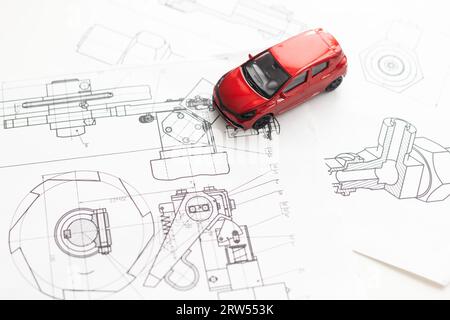 modèle de petite voiture et feuilles de plans Banque D'Images