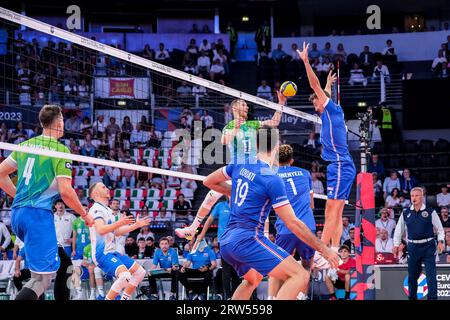 Rome, Italie. 16 septembre 2023. Tine Urnaut de Slovénie (G) et Jean Patry de France (D) en action lors du match pour la médaille de bronze finale de l'Eurovolley CEV masculin 2023 entre la France et la Slovénie. L'équipe nationale slovène a battu la France avec un score de 2-3. La Slovénie remporte le match pour la médaille de bronze. Crédit : SOPA Images Limited/Alamy Live News Banque D'Images