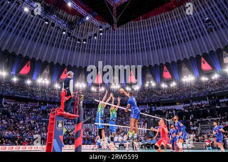 Rome, Italie. 16 septembre 2023. Stéphen Boyer de France (R), Jan Kozamernik (C) et Rok Moi ? De Slovénie (L) en action lors de la finale du match pour la médaille de bronze de l'Eurovolley CEV masculin 2023 entre la France et la Slovénie. L'équipe nationale slovène a battu la France avec un score de 2-3. La Slovénie remporte le match pour la médaille de bronze. Crédit : SOPA Images Limited/Alamy Live News Banque D'Images