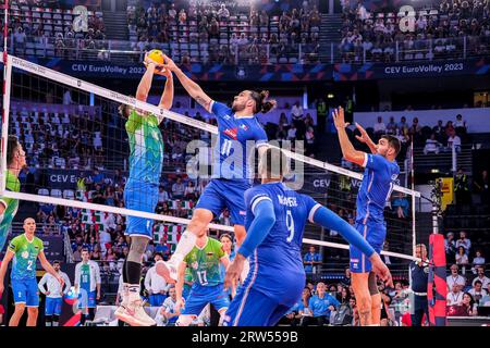 Rome, Italie. 16 septembre 2023. Antoine Arthur Fabien Brizard de France (R) et Jan Kozamernik de Slovénie (L) en action lors du match pour la médaille de bronze finale de l'Eurovolley CEV masculin 2023 entre la France et la Slovénie. L'équipe nationale slovène a battu la France avec un score de 2-3. La Slovénie remporte le match pour la médaille de bronze. Crédit : SOPA Images Limited/Alamy Live News Banque D'Images