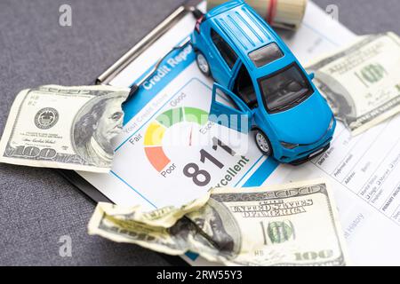 voiture bleue jouet et clés avec alarme de télécommande sur le fond de cent. Banque D'Images