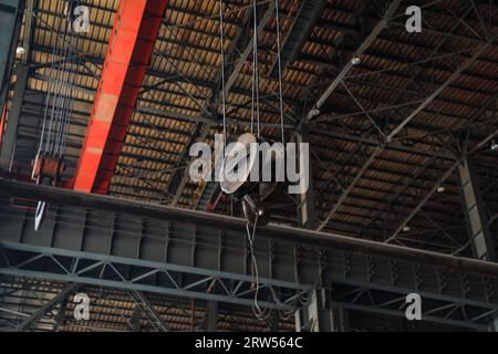 Élingue de grue dans une entreprise sidérurgique Banque D'Images