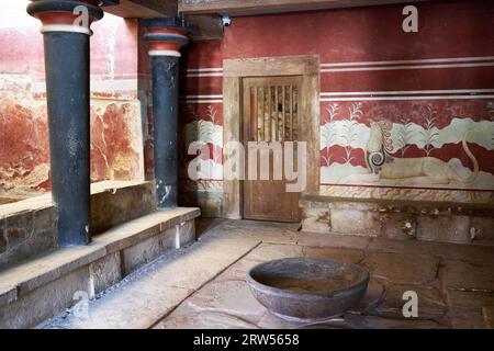 La salle du trône du roi Minos dans le palais de Knossos, le principal site archéologique de l'âge du bronze à Héraklion sur l'île de Crète, en Grèce Banque D'Images