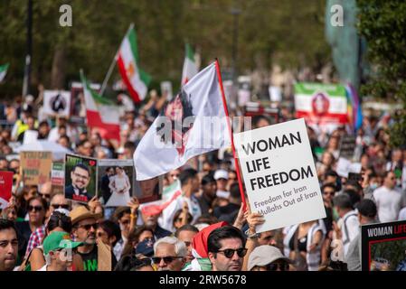 Londres, Royaume-Uni. 16 septembre 2023. Un manifestant tient une pancarte qui dit "Woman Life Freedom" au milieu de la foule pendant la manifestation. Des manifestants iraniens se sont rassemblés devant l'ambassade d'Iran à Londres à l'occasion du premier anniversaire de la mort de Mahsa Amini. Elle est décédée à l'hôpital il y a un an à Téhéran, en Iran, dans des circonstances suspectes, après sa garde à vue. Crédit : SOPA Images Limited/Alamy Live News Banque D'Images