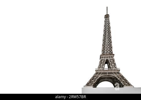 Forme de jouet d'objet de tour Eiffel en bois sur un espace de copie de fond isolé blanc.