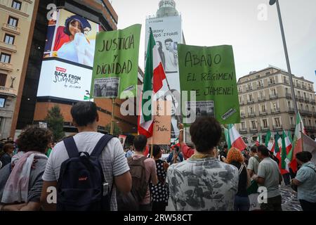 Madrid, Espagne. 16 septembre 2023. Les manifestants portent des drapeaux et des pancartes iraniens pendant la manifestation. Les résidents iraniens de Madrid se sont rassemblés sur la Plaza de Callao pour commémorer la première année de la mort de la jeune femme kurde Mahsa Amini, décédée après avoir été arrêtée par la police de la moralité iranienne pour ne pas porter correctement le foulard islamique et avoir échoué. Crédit : SOPA Images Limited/Alamy Live News Banque D'Images