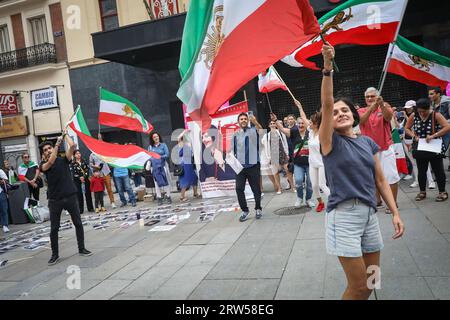 Madrid, Espagne. 16 septembre 2023. Les manifestants portent des drapeaux iraniens pendant la manifestation. Les résidents iraniens de Madrid se sont rassemblés sur la Plaza de Callao pour commémorer la première année de la mort de la jeune femme kurde Mahsa Amini, décédée après avoir été arrêtée par la police de la moralité iranienne pour ne pas porter correctement le foulard islamique et avoir échoué. Crédit : SOPA Images Limited/Alamy Live News Banque D'Images