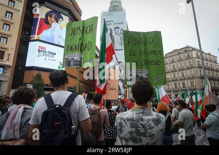 Madrid, Espagne. 16 septembre 2023. Les manifestants portent des drapeaux et des pancartes iraniens pendant la manifestation. Les résidents iraniens de Madrid se sont rassemblés sur la Plaza de Callao pour commémorer la première année de la mort de la jeune femme kurde Mahsa Amini, décédée après avoir été arrêtée par la police de la moralité iranienne pour ne pas porter correctement le foulard islamique et avoir échoué. (Photo de David Canales/SOPA Images/Sipa USA) crédit : SIPA USA/Alamy Live News Banque D'Images