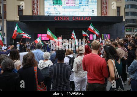 Madrid, Espagne. 16 septembre 2023. Les manifestants portent des drapeaux iraniens pendant la manifestation. Les résidents iraniens de Madrid se sont rassemblés sur la Plaza de Callao pour commémorer la première année de la mort de la jeune femme kurde Mahsa Amini, décédée après avoir été arrêtée par la police de la moralité iranienne pour ne pas porter correctement le foulard islamique et avoir échoué. (Photo de David Canales/SOPA Images/Sipa USA) crédit : SIPA USA/Alamy Live News Banque D'Images