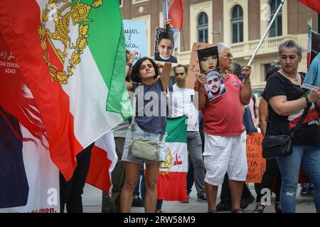 Madrid, Espagne. 16 septembre 2023. Les manifestants portent des drapeaux et des pancartes iraniens pendant la manifestation. Les résidents iraniens de Madrid se sont rassemblés sur la Plaza de Callao pour commémorer la première année de la mort de la jeune femme kurde Mahsa Amini, décédée après avoir été arrêtée par la police de la moralité iranienne pour ne pas porter correctement le foulard islamique et avoir échoué. (Photo de David Canales/SOPA Images/Sipa USA) crédit : SIPA USA/Alamy Live News Banque D'Images