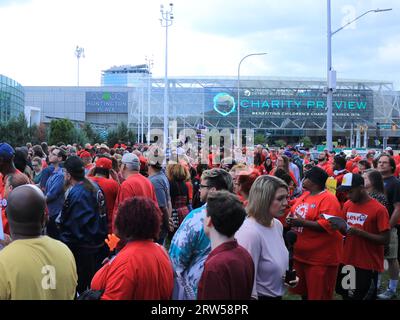 Detroit, États-Unis. 15 septembre 2023. Des travailleurs de l’automobile participent à un rassemblement de grève dans le centre-ville de Detroit, aux États-Unis, le 15 septembre 2023. POUR ALLER AVEC 'Roundup : UAW annonce le début de la grève chez Big Three U.S. Automatics' Credit : Lisa Gray/Xinhua/Alamy Live News Banque D'Images