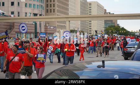 Detroit, États-Unis. 15 septembre 2023. Des travailleurs de l’automobile participent à un rassemblement de grève dans le centre-ville de Detroit, aux États-Unis, le 15 septembre 2023. POUR ALLER AVEC 'Roundup : UAW annonce le début de la grève chez Big Three U.S. Automatics' Credit : Lisa Gray/Xinhua/Alamy Live News Banque D'Images