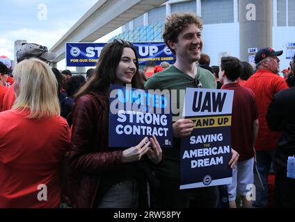 Detroit, États-Unis. 15 septembre 2023. Des travailleurs de l’automobile participent à un rassemblement de grève dans le centre-ville de Detroit, aux États-Unis, le 15 septembre 2023. POUR ALLER AVEC 'Roundup : UAW annonce le début de la grève chez Big Three U.S. Automatics' Credit : Lisa Gray/Xinhua/Alamy Live News Banque D'Images