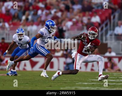 16 septembre 2023 : le receveur Razorback Andrew Armstrong #2 regarde dans un ballon devant le défensif de BYU Jakob Robinson #0. BYU bat l'Arkansas 38-31 à Fayetteville, AR. Richey Miller/CSM(image de crédit : © Richey Miller/Cal Sport Media) Banque D'Images
