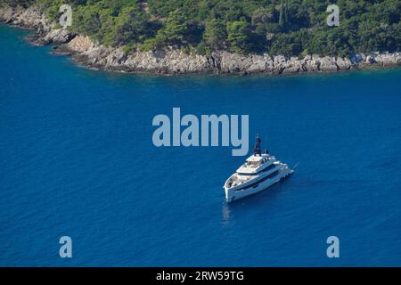 Aperçu super yacht de luxe ancré dans la mer Adriatique, Dubrovnik, Croatie Banque D'Images