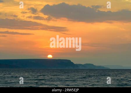 Weymouth, Dorset, Royaume-Uni. 17 septembre 2023. UK Météo. Les nuages brillent orange au lever du soleil au-dessus de la côte jurassique après une nuit d'orages à Weymouth dans le Dorset. Crédit photo : Graham Hunt/Alamy Live News Banque D'Images