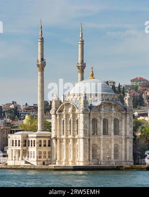 Vue depuis le détroit du Bosphore surplombant la mosquée Ortakoy, ou Ortakoy Camii, alias Buyuk Mecidiye Camii, situé au bord de l'eau de la place du quai Ortakoy, Istanbul, Turquie Banque D'Images