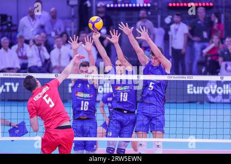Rome, Italie. 16 septembre 2023. Yuri Romano (Italie) Roberto Russo (Italie) Alessandro Michieletto (Italie) lors de la finale de la médaille d'or - Italie vs Pologne, CEV Eurovolley Men Match à Rome, Italie, septembre 16 2023 Credit : Independent photo Agency/Alamy Live News Banque D'Images