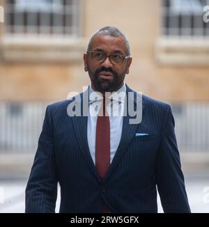 Londres, Angleterre, Royaume-Uni. 17 septembre 2023. Le ministre des Affaires étrangères JAMES CLEVERLY est vu à l'extérieur de la BBC avant d'apparaître dans l'émission Laura Kuenssberg. (Image de crédit : © Tayfun Salci/ZUMA Press Wire) USAGE ÉDITORIAL SEULEMENT! Non destiné à UN USAGE commercial ! Banque D'Images