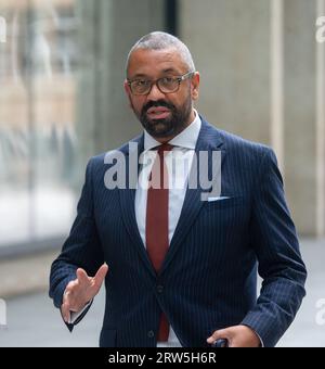 Londres, Angleterre, Royaume-Uni. 17 septembre 2023. Le ministre des Affaires étrangères JAMES CLEVERLY est vu à l'extérieur de la BBC avant d'apparaître dans l'émission Laura Kuenssberg. (Image de crédit : © Tayfun Salci/ZUMA Press Wire) USAGE ÉDITORIAL SEULEMENT! Non destiné à UN USAGE commercial ! Banque D'Images