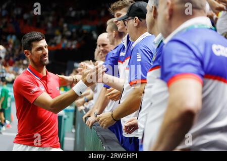 De gauche à droite Novak Djokovic de Serbie serre la main des joueurs de tennis tchèques Tomas Machac, Jaroslav Navratil - capitaine non joueur, Jiri Lehecka, Jakub M. Banque D'Images