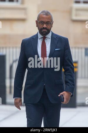Londres, Angleterre, Royaume-Uni. 17 septembre 2023. Le ministre des Affaires étrangères JAMES CLEVERLY est vu à l'extérieur de la BBC avant d'apparaître dans l'émission Laura Kuenssberg. (Image de crédit : © Tayfun Salci/ZUMA Press Wire) USAGE ÉDITORIAL SEULEMENT! Non destiné à UN USAGE commercial ! Banque D'Images