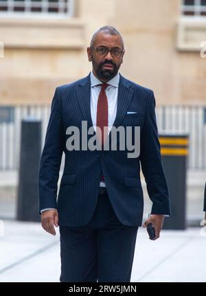 Londres, Angleterre, Royaume-Uni. 17 septembre 2023. Le ministre des Affaires étrangères JAMES CLEVERLY est vu à l'extérieur de la BBC avant d'apparaître dans l'émission Laura Kuenssberg. (Image de crédit : © Tayfun Salci/ZUMA Press Wire) USAGE ÉDITORIAL SEULEMENT! Non destiné à UN USAGE commercial ! Banque D'Images