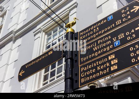 Panneau touristique avec une cigogne dorée sur le dessus dans la ville historique de Den Haag, pays-Bas Banque D'Images