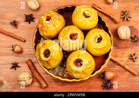 Pommes cuites maison farcies de noix et de raisins secs. Dessert d'automne sur une vieille table en bois. Vue de dessus. Banque D'Images