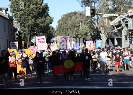 Sydney, Australie. 17 septembre 2023. Des supporters de Sydney et de toute l’Australie ont participé à la « Marche pour Oui ». Le 14 octobre, la nation se rend aux urnes pour voter lors d'un référendum sur la question de savoir s'il devrait y avoir une voix autochtone au Parlement dans la constitution. Des milliers de partisans de Yes vote à Sydney ont marché de Redfern Park à Victoria Park, Camperdown. Crédit : Richard Milnes/Alamy Live News Banque D'Images